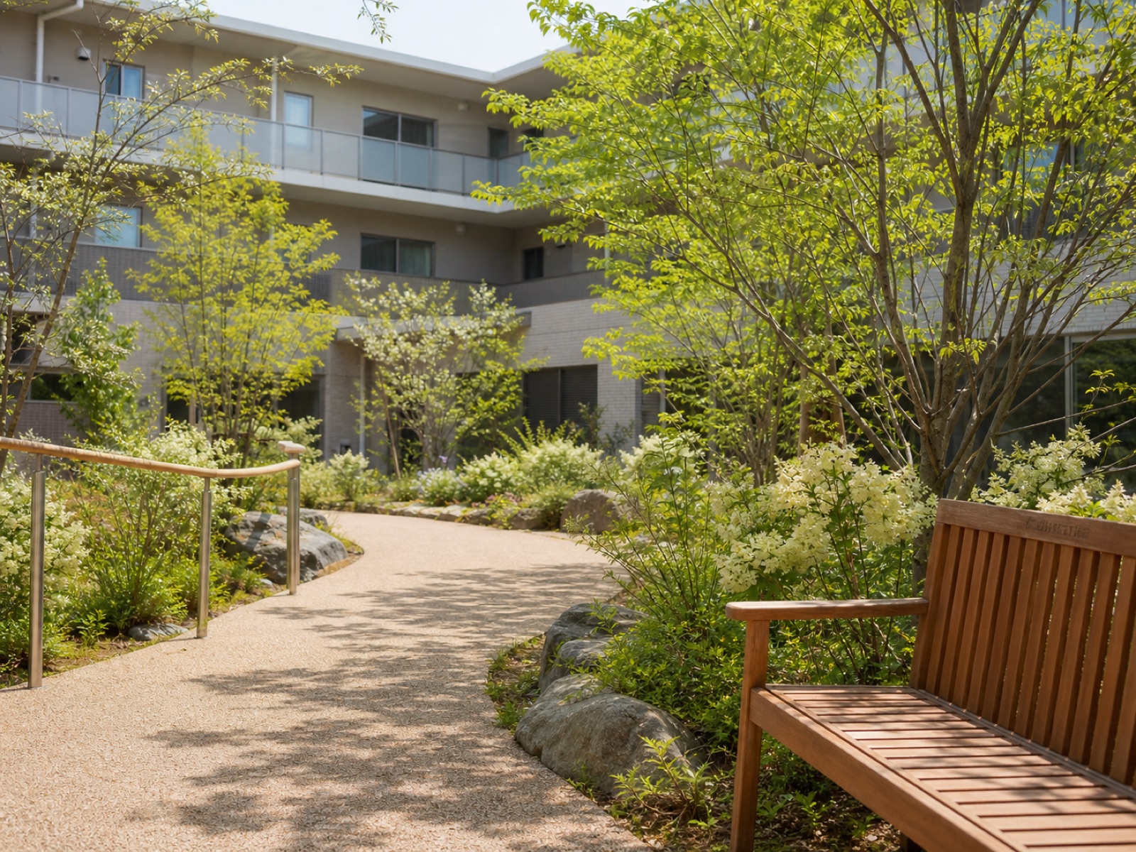 季節の花とバリアフリーの散歩路がある中庭