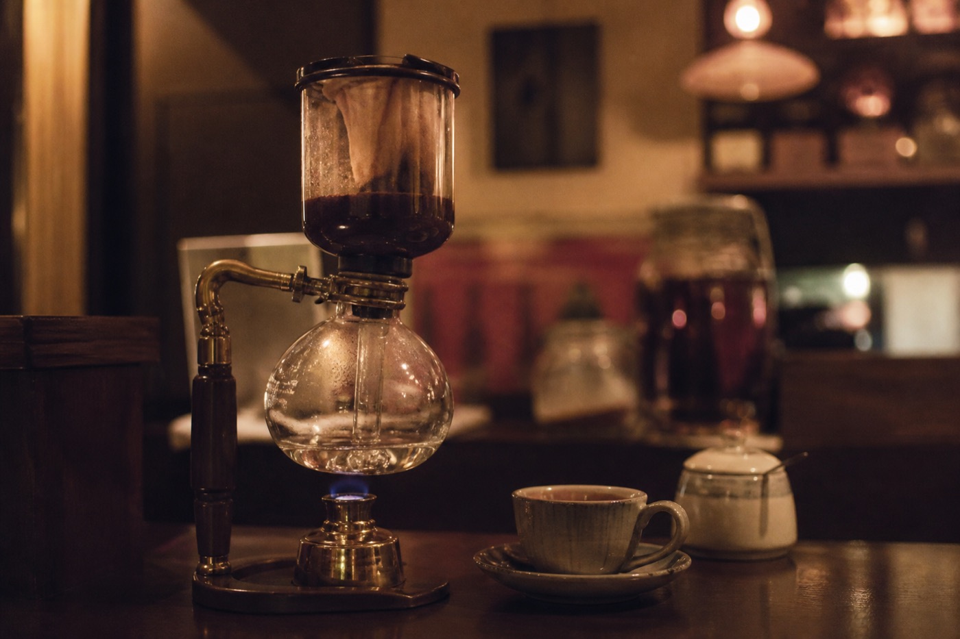 純喫茶のカウンターに並ぶサイフォン器具